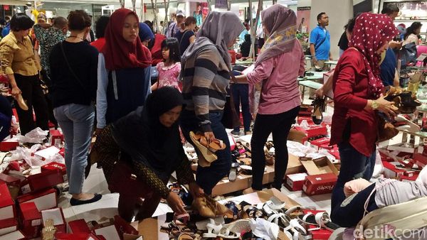 Foto: Mau Tutup Gerai, Matahari Pasaraya Blok M Diserbu Pembeli