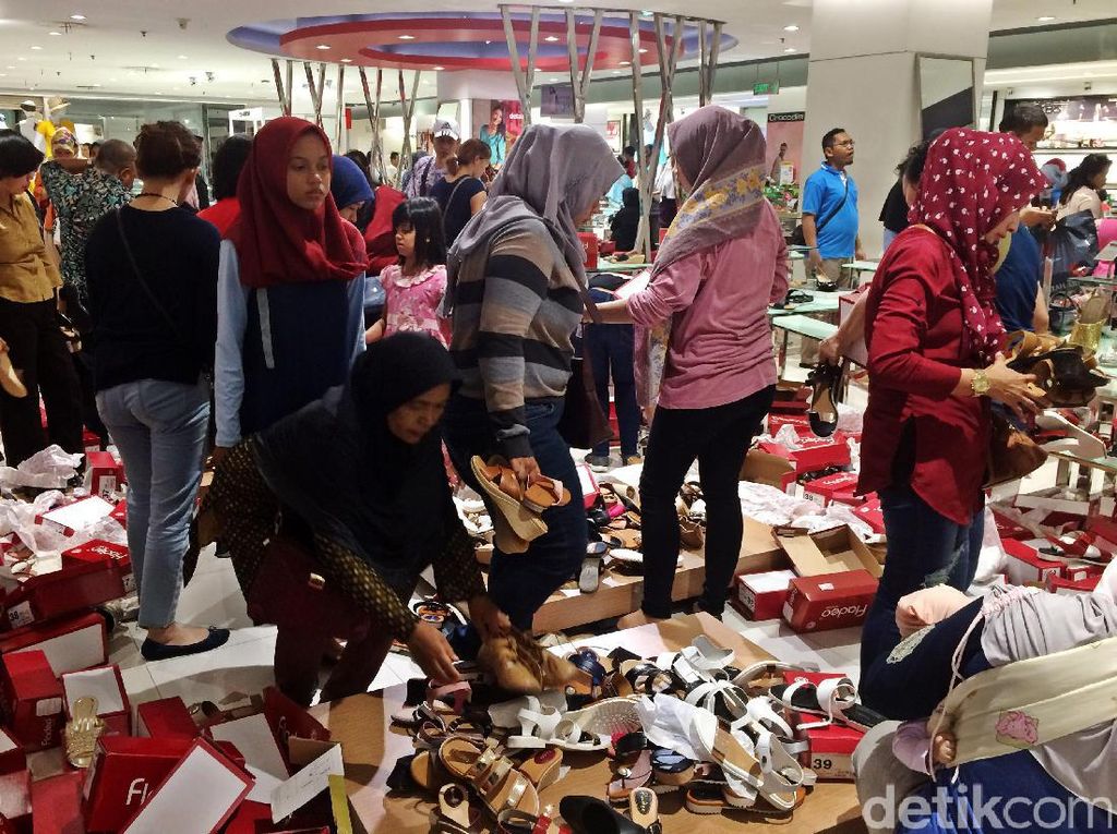 Foto: Mau Tutup Gerai, Matahari Pasaraya Blok M Diserbu Pembeli