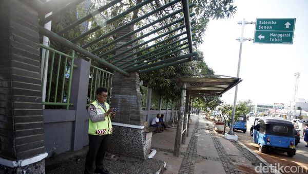 Kondisi Halte Ini Sungguh Memprihatinkan
