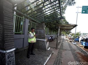 Kondisi Halte Ini Sungguh Memprihatinkan Kondisi Halte Ini Sungguh Memprihatinkan