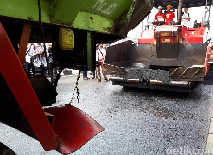 Jakarta - Uji coba penerapan penggunaan limbah plastik pada campuran aspal untuk perkerasan jalan dilakukan di Bekasi. Jalan yang diujicoba aspal plastik sepanjang 3 km | foto dari finance.detik.com