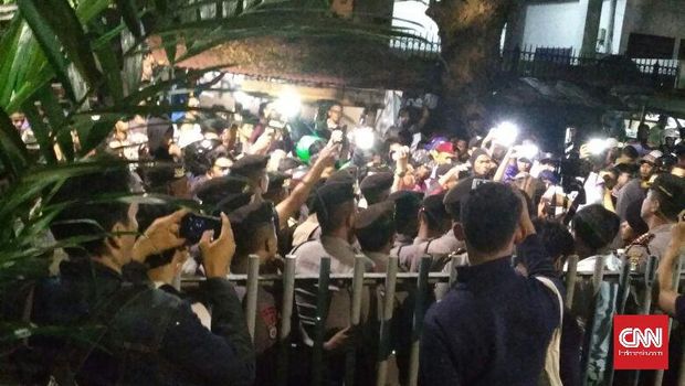 Massa Anti-Komunis Kepung Kantor YLBHI