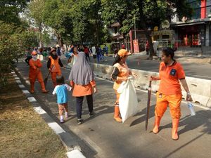 Sigapnya Pasukan Oranye Jemput Sampah Warga di CFD Mampang