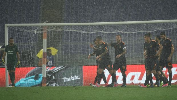 AS Roma menaklukkan Hellas Verona 3-0 di Stadion Olimpico Roma. (