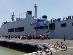 Antusiasnya Warga Naik Kapal Perang Kelilingi Suramadu