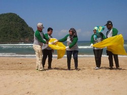 Bersih-bersih Pantai, Pulau Merah Banyuwangi Semakin Indah