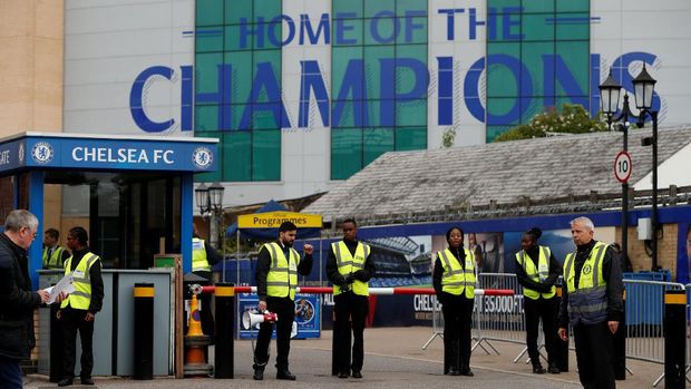 Keamanan di stadion-stadion sepakbola di London diperketat, termasuk di Stamford Bridge yang terletak tidak jauh dari stasiun Parsons Green