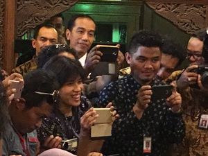 Saat Jokowi Saksikan Gibran Jadi Jubir Keluarga