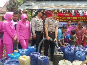 Polres Bojonegoro Dropping Air Bersih ke Daerah Kekeringan