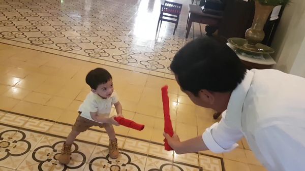 Gemas! Ekspresi Gembira Jan Ethes Saat Main Bareng Jokowi