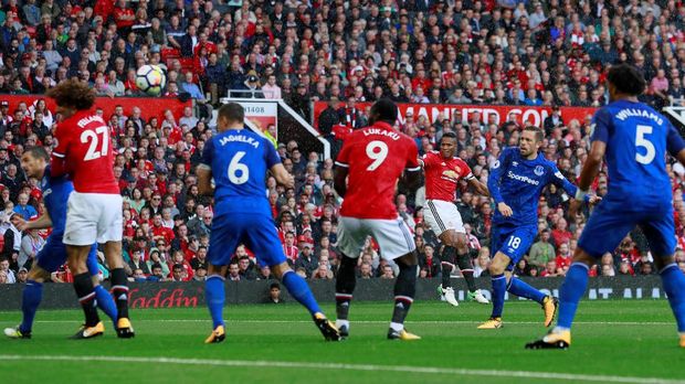Manchester United membuka gol kemenangan ke gawang Everton lewat tendangan indah Antonio Valencia
