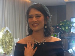 Ini yang Dilakukan Dian Sastrowardoyo Urus Anaknya Sekolah