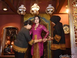 Vicky Shu Siapkan Enam Kebaya untuk Pernikahan