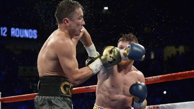Oscar De La Hoya menilai Saul 'Canelo' Alvarez harus berani bertarung dalam jarak dekat.