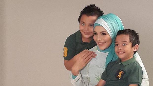 Lula Kamal bersama anaknya