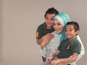 Drama Menyusui Anak Kembar, Lula Kamal Catatkan Rekor 8 Jam Nonstop Drama Menyusui Anak Kembar, Lula Kamal Catatkan Rekor 8 Jam Nonstop