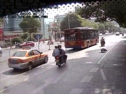 Tega, Puluhan Pengendara Abaikan Pria Tua yang Jatuh di Jalan