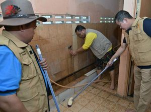 Aksi Jonan Naik Vespa dan Bersihkan Masjid di Jakarta