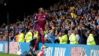 Raheem Sterling menjadi penutup pesta City. Golnya pada menit ke-89 dibukukan lwewat titik putih. (Foto: Darren Staples/Reuters)