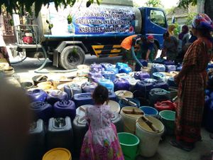 Pemkab Bojonegoro Dropping Air Bersih ke 10 Dusun yang Kekeringan Pemkab Bojonegoro Dropping Air Bersih ke 10 Dusun yang Kekeringan