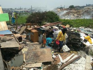 Warga Korban Kebakaran di Belakang Alexis Mengungsi di Tenda Darurat