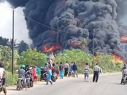 7 Unit Damkar Dikerahkan Padamkan Api Tumpukan Ban di Balaraja