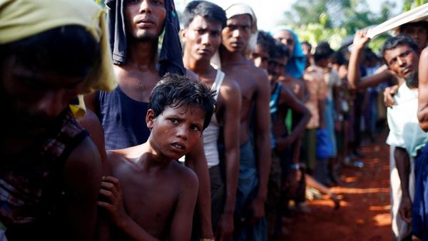 Ekspresi Warga Rohingya saat Antre Terima Bantuan