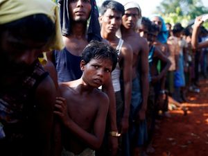 Ekspresi Warga Rohingya saat Antre Terima Bantuan