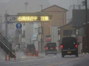 Topan Talim Terjang Jepang, Ratusan Penerbangan Dibatalkan