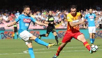 Dries Mertens menjadi nama lain yang juga mencetak tujuh gol. Penyerang Napoli ini malah juga sudah menyumbangkan dua assist di Serie A. (Foto: Francesco Pecoraro/Getty Images Sport)