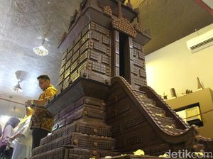 Unik! Ada Miniatur Candi Terbuat dari Cokelat di Garut