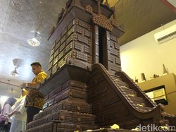 Unik! Ada Miniatur Candi Terbuat dari Cokelat di Garut