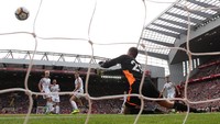 Setelah menciptakan gol balasan, Liverpool membombardir Burnley. Namun, The Clarets tidak kehilangan konsentrasi dalam bertahan. Foto: Jason Cairnduff/Action Images via Reuters
