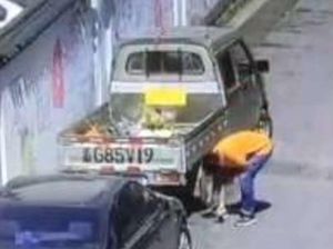 Tak Dapat Parkir, Pria Ini Buat Garis Parkir Sendiri dari Kapur