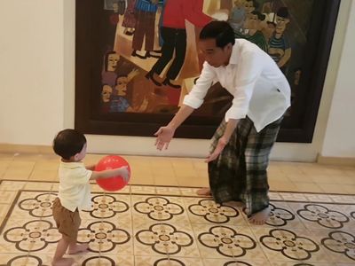 Aneka Gaya Jokowi Pakai Sarung, dari Momen Resmi sampai Santai