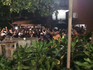 Kantor Dikepung Massa, LBH Jakarta: Acara Kami Tak Terkait PKI