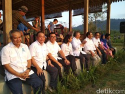 Gaya Rini dan Bos-bos BUMN Mancing di Desa Sambil Nikmati Sunset