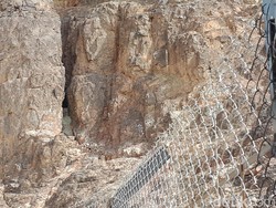 Pagar Berduri dan Cor Semen di Gua Uhud Saksi Perjuangan Nabi