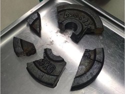 Malangnya Pria Ini, Mr P-nya Terjepit Barbel Saat Olahraga di Gym!