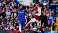 Arsenal balas mengancam lewat sepakan Aaron Ramsey. Beruntung bagi Chelsea, tembakan Ramsey masih menghantam tiang gawang. (Foto: Eddie Keogh/REUTERS)