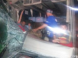 Bus Eka Vs Bus Pariwisata di Ngawi, 1 Orang Meninggal dan 9 Luka