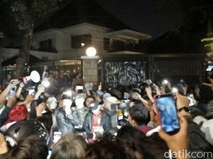 Polisi ke Massa Pengepung LBH Jakarta: Serahkan Semua ke Aparat Polisi ke Massa Pengepung LBH Jakarta: Serahkan Semua ke Aparat