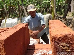 Sawah Kering, Petani di Purworejo Pilih Jadi Pembuat Batu Bata