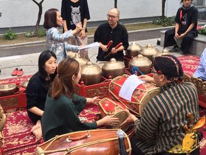 Kala Warga Korea Asyik Mainkan Gamelan Jawa Kala Warga Korea Asyik Mainkan Gamelan Jawa
