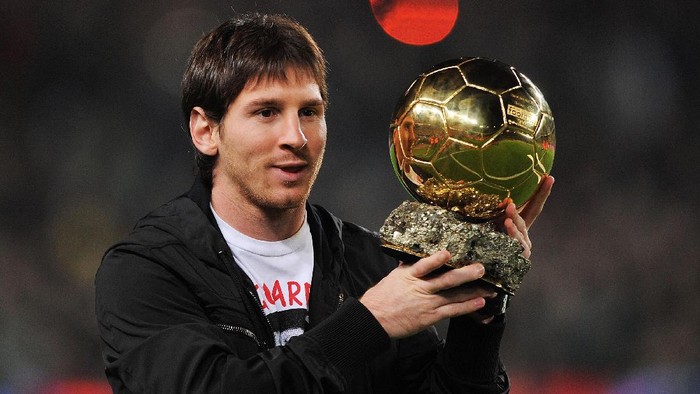 BARCELONA, SPAIN - DECEMBER 12: Lionel Messi holds up his European footballer of the year award, the 'Ballon d'Or' (Golden ball), before the La Liga match between Barcelona and  Espanyol at the Camp Nou stadium Stadium on December 12, 2009 in Madrid, Spain.(Photo by Denis Doyle/Getty Images)