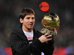 Ballon dOr, yang artinya Golden Ball alias Bola Emas, pertama diraih Messi pada tahun 2009. Cristiano Ronaldo dan Xavi sukses ia ungguli. Foto: Denis Doyle/Getty Images