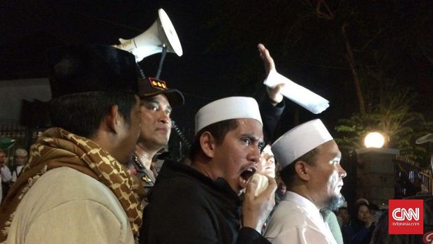 Kronologi Aksi Massa Antikomunis di Luar Gedung LBH Jakarta