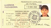 Setahun setelah itu, keluarga Messi diangkut ke Spanyol dan tinggal di Barcelona. Messi belum banyak bermain di tim akademi pada tahun pertamanya karena ada masalah transfer yang tak kunjung usai dengan klub lamanya Newell’s Old Boys. (SI)