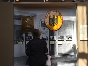 Video: Menelusuri Sejarah Tembok Berlin di Tranenpalast