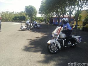 Cara Belok yang Benar dengan Moge ala Polwan